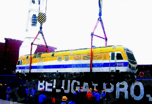 南車集團(tuán)出口機(jī)車吊裝出港 南車集團(tuán)出口機(jī)車吊裝出港